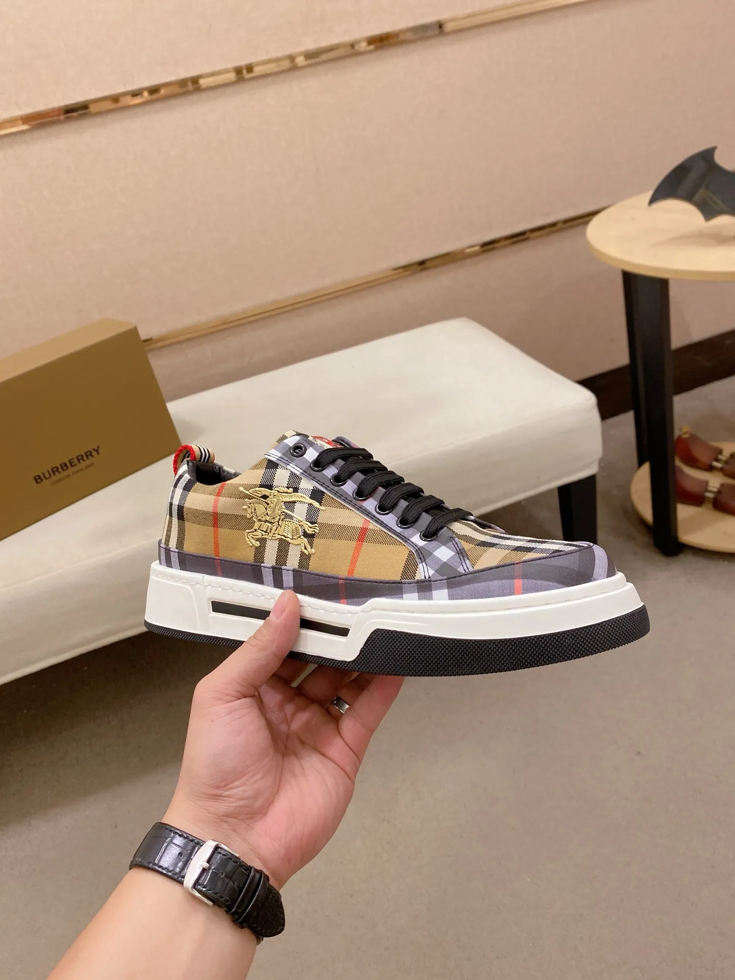 Men's shoes 💰: 420💰🇮🇹🇮🇹BURBERRY's top purchasing agents are available simultaneously at the counter. 🔍🔍On sale at the same time. Positive code number: 38-44 Italian imported first-layer cowhide with fabric. Fully imported sheepskin lining, sole: the original sole is specially provided by the original factory, the exclusive movable molded sole is super comfortable, the original factory follows the order, 🔍🔍high quality, you can go in and out of the counter at will, welcome to compare. Can be customized. 45 non-refundable